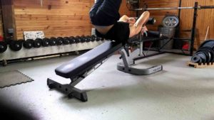 comment faire des abdos sur un banc de musculation